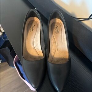 Black size 9 Clarks heels.